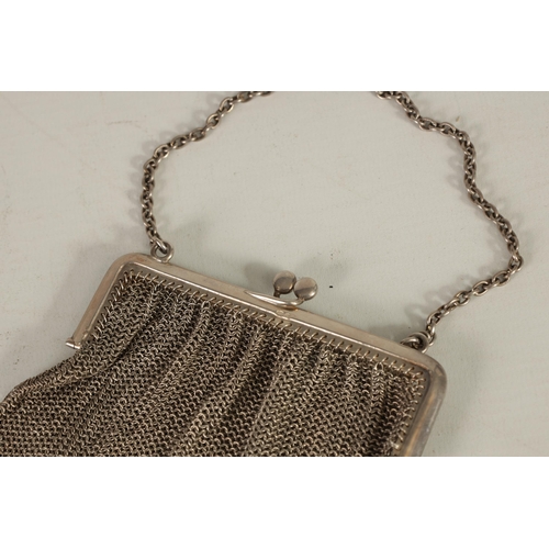 332 - A GEORGE V CHAINWORK SILVER LADIES EVENING PURSE with hinged crossed-clip fastener and carrying chai... 