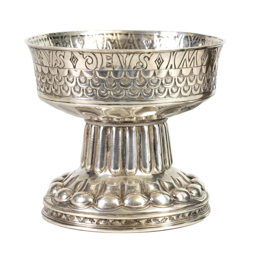 334 - AN EARLY 20TH-CENTURY TUDOR REVIVAL SILVER FOOTED CUP the large oval banded embossed spreading foot ... 