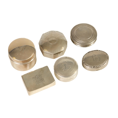 348 - A COLLECTION OF FIVE LATE 19TH/EARLY 20TH CENTURY ENGLISH AND CONTINENTAL SILVER PATCH/ PILL BOXES o... 