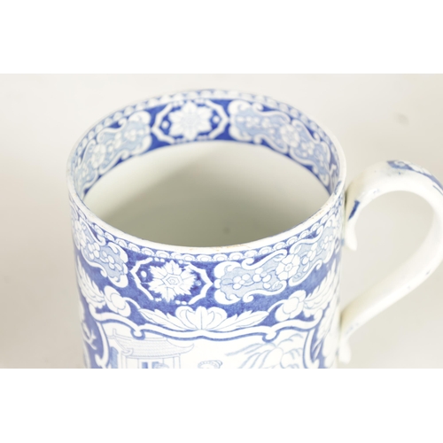 35 - A EARLY 19TH CENTURY ORIENTAL STYLE PEARL WEAR MUG - POSSIBLY SPODE decorated with oriental figural ... 