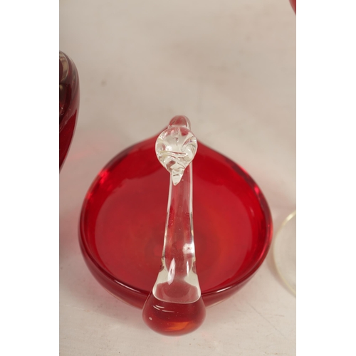 4 - A GROUP OF VENETIAN RUBY AND CLEAR GLASS VASES AND A SWIMMING SWAN DISH (30.5cm high and smaller )