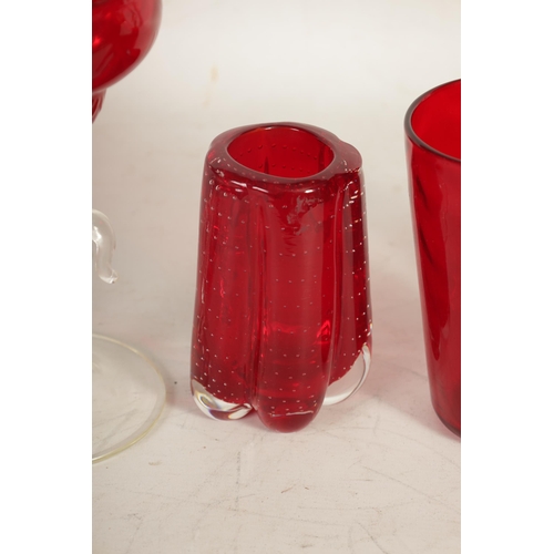 4 - A GROUP OF VENETIAN RUBY AND CLEAR GLASS VASES AND A SWIMMING SWAN DISH (30.5cm high and smaller )