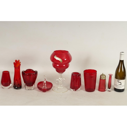 4 - A GROUP OF VENETIAN RUBY AND CLEAR GLASS VASES AND A SWIMMING SWAN DISH (30.5cm high and smaller )