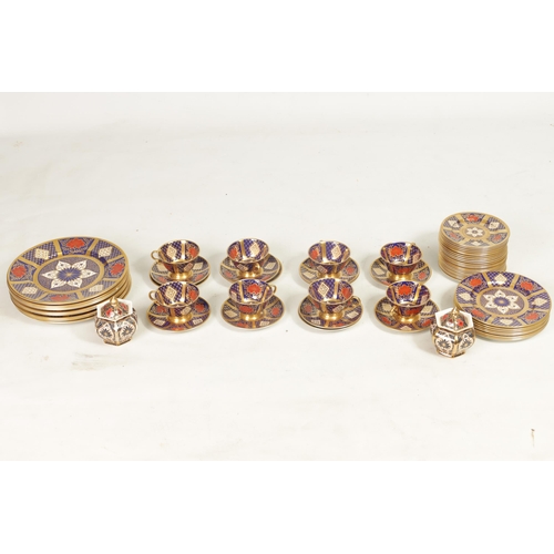 41 - A 20TH-CENTURY TWELVE-PIECE PORCELAIN DESSERT SERVICE BY CAVERSWALL comprising of dinner plates, sid... 