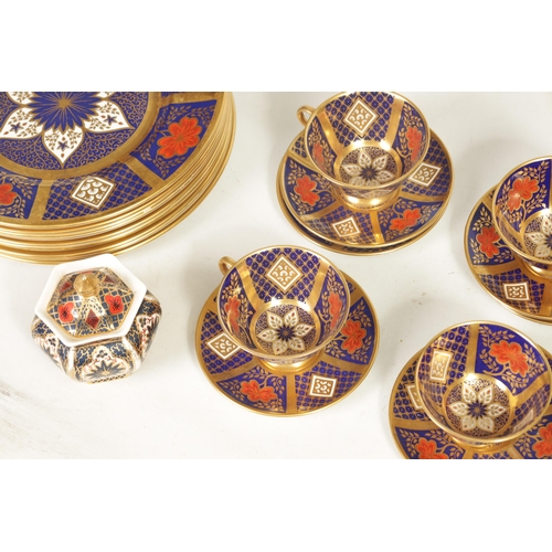 41 - A 20TH-CENTURY TWELVE-PIECE PORCELAIN DESSERT SERVICE BY CAVERSWALL comprising of dinner plates, sid... 