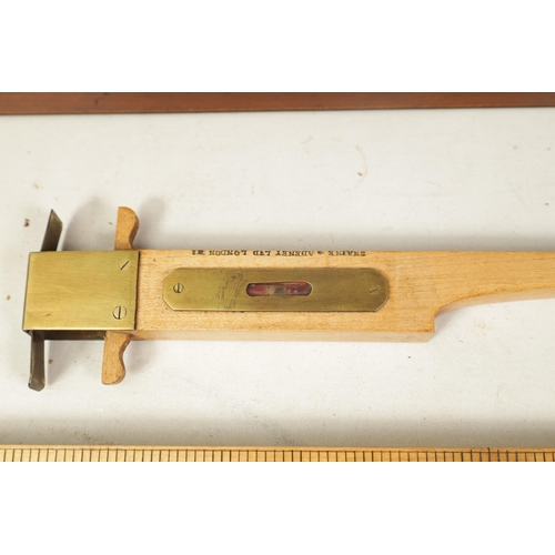 416 - A SWAINE & ADENEY CASED FOX HOUND MEASURING STICK with detachable level on a calibrated sycamore rul... 