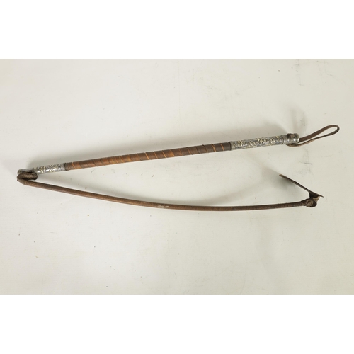 450 - AN EARLY 19TH CENTURY CAUCASIAN SILVER NIELLO AND LEATHER-BOUND FOLDING RIDING CROP the mounts with ... 