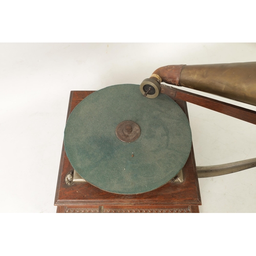 606 - AN EARLY 20TH CENTURY GRAMOPHONE BY THE GRAMOPHONE & TYPEWRITER COMPANY having an oak base with gold... 