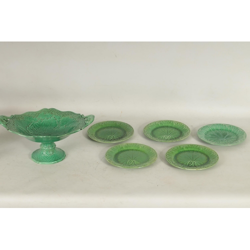 75 - FIVE 19TH CENTURY WEDGWOOD GREEN LEAF MOULDED PLATES, A SIMALR LARGE TWO HANDLED FOOTED TAZZA, A ST ... 