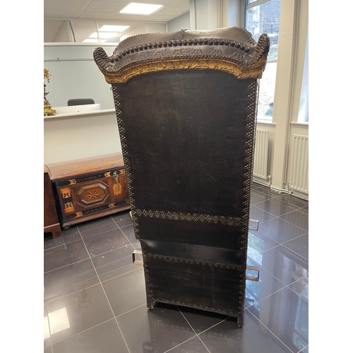 103 - AN EARLY/MID 18TH CENTURY CARVED GILT-WOOD AND STUDDED LEATHER SEDAN CHAIR with shaped domed top abo... 