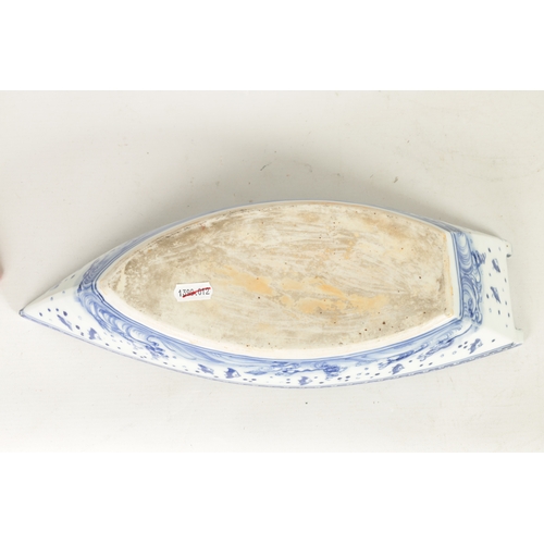 140 - A 19TH CENTURY CHINESE BLUE AND WHITE PORCELAIN BOAT-SHAPED DISH the top decorated with carp amongst... 