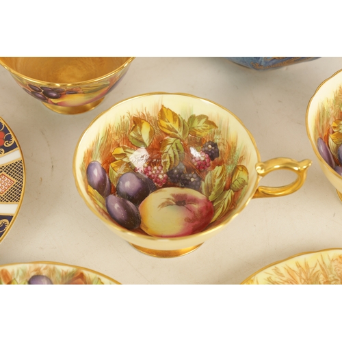 21 - A COLLECTION OF AYNSLEY AND ROYAL CROWN DERBY AND WEDGWOOD PORCELAIN comprising four teacups, five s... 