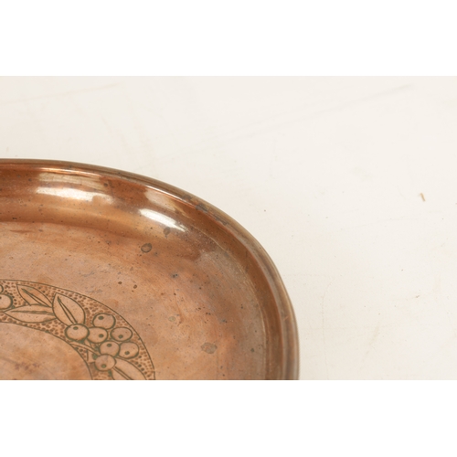 550 - AN ARTS AND CRAFTS OVAL PLENISHED COPPER TRAY with leaf and berry engraved inner border. (51cm wide ... 