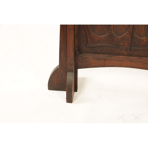 553 - A CARVED OAK ART NOUVEAU STYLE FIRE SCREEN with tulip carved panel raised on tapering side supports.... 