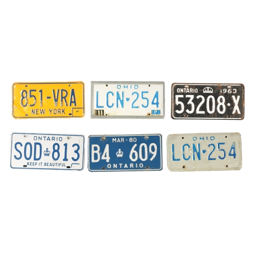 20a - A COLLECTION OF UNITED STATES AND CANADIAN NUMBER PLATES