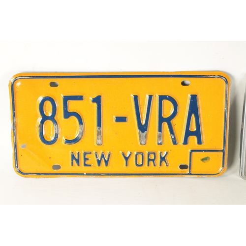 20a - A COLLECTION OF UNITED STATES AND CANADIAN NUMBER PLATES