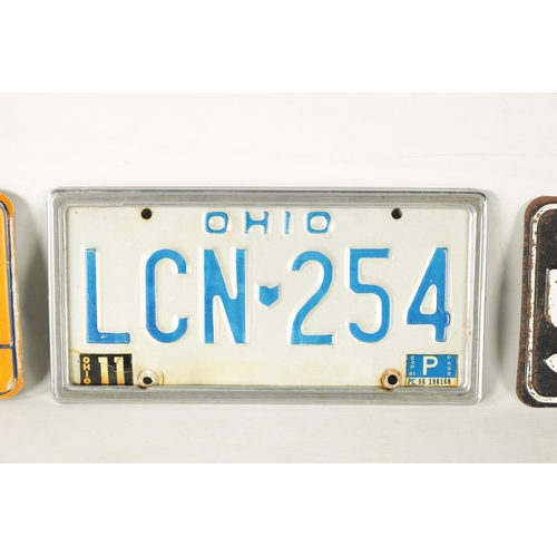 20a - A COLLECTION OF UNITED STATES AND CANADIAN NUMBER PLATES