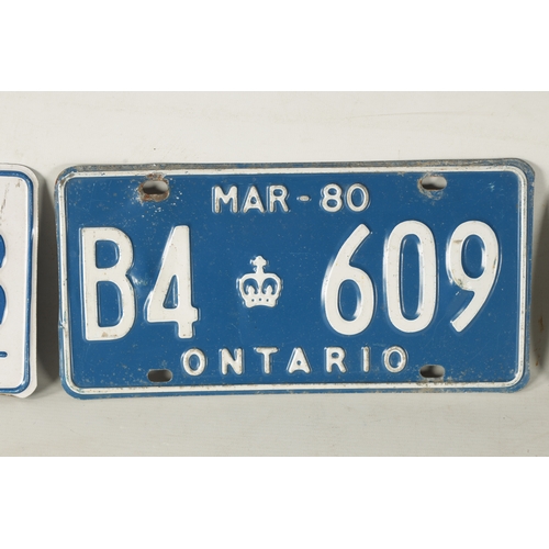 20a - A COLLECTION OF UNITED STATES AND CANADIAN NUMBER PLATES