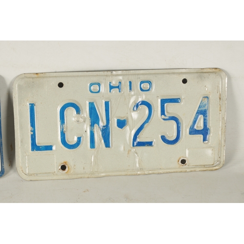 20a - A COLLECTION OF UNITED STATES AND CANADIAN NUMBER PLATES