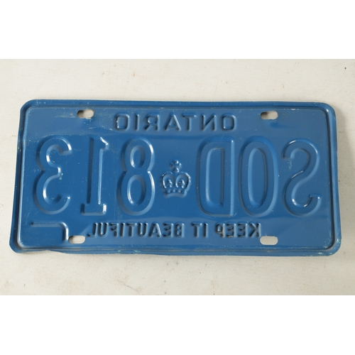 20a - A COLLECTION OF UNITED STATES AND CANADIAN NUMBER PLATES