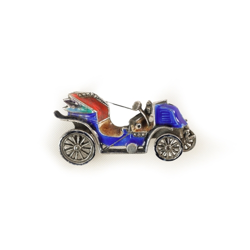 67 - A VINTAGE SILVER ENAMEL CAR BROOCH with hinged pin and safety locking catch (4.5cm wide)