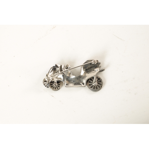 67 - A VINTAGE SILVER ENAMEL CAR BROOCH with hinged pin and safety locking catch (4.5cm wide)