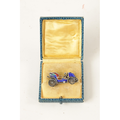 67 - A VINTAGE SILVER ENAMEL CAR BROOCH with hinged pin and safety locking catch (4.5cm wide)