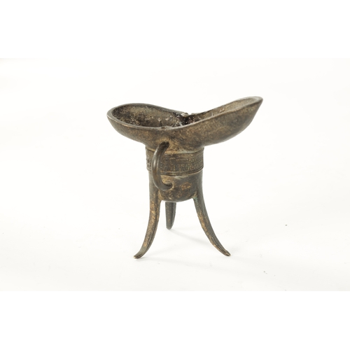 127 - AN EARLY CHINESE BRONZE ARCHAISTIC WINE VESSEL 'JUE' of boat shape with banded geometric designs, si... 