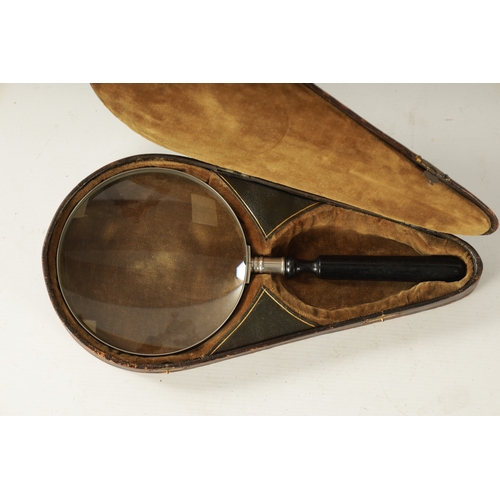 334 - A GOOD 19TH CENTURY CASED LIBRARY MAGNIFYING GLASS with silvered surround and ebonised handle, fitte... 