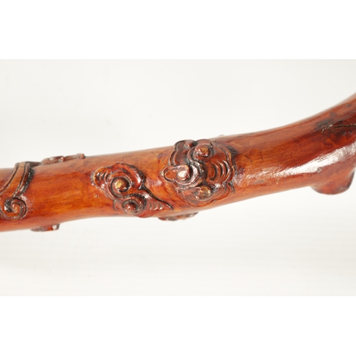 92 - AN EARLY 20TH CENTURY CHINESE CARVED ROOT WOOD WALKING STICK decorated with a figural head handle, b... 