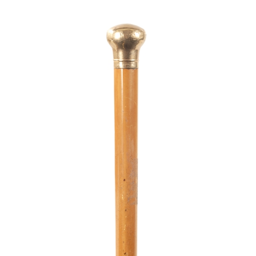 402 - AN EARLY 20TH CENTURY .375 GOLD MOUNTED GENTLEMAN’S WALKING CANE with engraved banded pommel on a ta... 