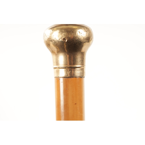 402 - AN EARLY 20TH CENTURY .375 GOLD MOUNTED GENTLEMAN’S WALKING CANE with engraved banded pommel on a ta... 