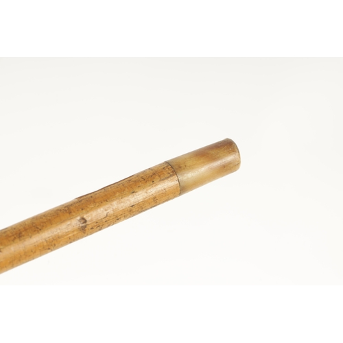 402 - AN EARLY 20TH CENTURY .375 GOLD MOUNTED GENTLEMAN’S WALKING CANE with engraved banded pommel on a ta... 