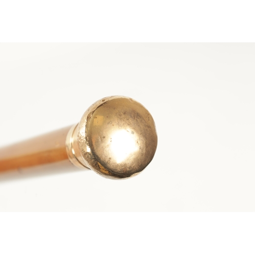 402 - AN EARLY 20TH CENTURY .375 GOLD MOUNTED GENTLEMAN’S WALKING CANE with engraved banded pommel on a ta... 