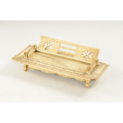 443 - AN OVERSIZED 19TH CENTURY BONE PRISONER OF WAR CRIBBAGE AND DOMINOES SET with domed pierced hinged t... 