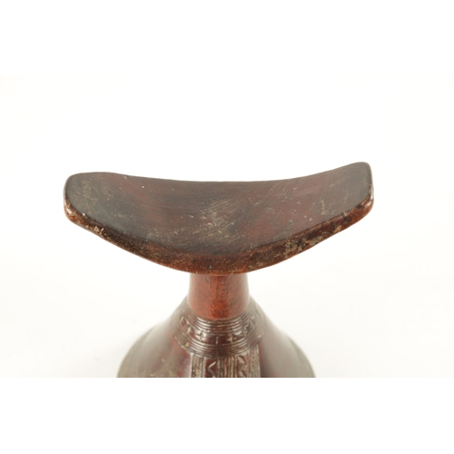 114 - A 19TH CENTURY CARVED HARDWOOD AFRICAN HEADREST (16.5cm high)