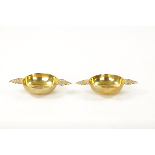 119 - A PAIR OF EARLY CAST BRASS PORRINGERS (19cm wide)