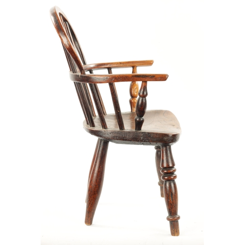 195 - AN 18TH CENTURY ASH AND ELM CHILDS WINDSOR CHAIR with spindle back and ring turned front legs (58cm ... 