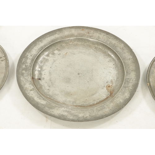 273 - A SET OF FOUR 18TH CENTURY PEWTER PLATES AND A LIPPED TANKARD (52cm diameter and smaller)