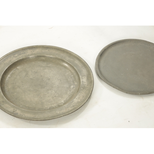 273 - A SET OF FOUR 18TH CENTURY PEWTER PLATES AND A LIPPED TANKARD (52cm diameter and smaller)