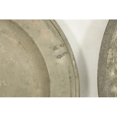 273 - A SET OF FOUR 18TH CENTURY PEWTER PLATES AND A LIPPED TANKARD (52cm diameter and smaller)