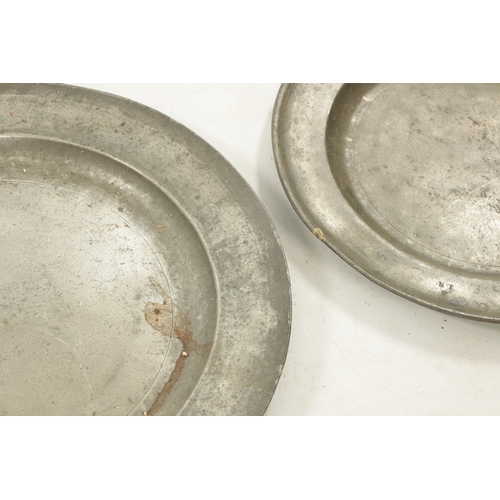 273 - A SET OF FOUR 18TH CENTURY PEWTER PLATES AND A LIPPED TANKARD (52cm diameter and smaller)