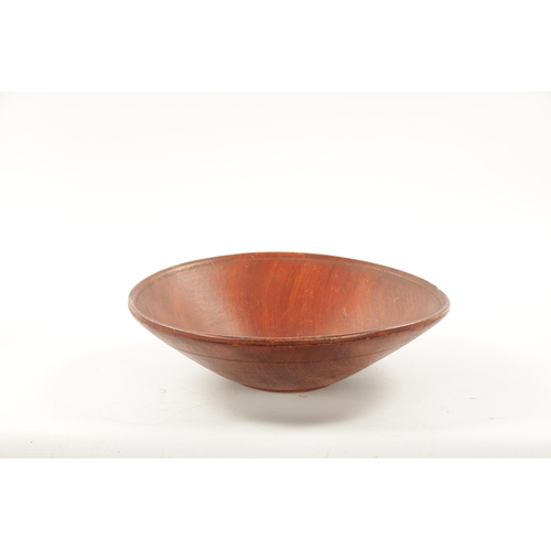 320 - A 19TH CENTURY SCUMPLED PINE TREEN FRUIT BOWL POSSIBLY AMERICAN (32cm diameter 9cm high)