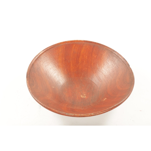 320 - A 19TH CENTURY SCUMPLED PINE TREEN FRUIT BOWL POSSIBLY AMERICAN (32cm diameter 9cm high)