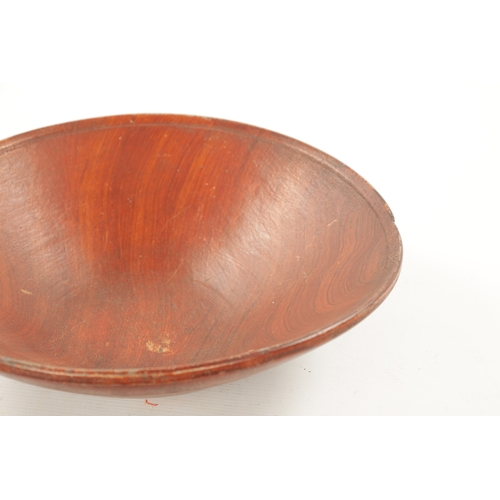 320 - A 19TH CENTURY SCUMPLED PINE TREEN FRUIT BOWL POSSIBLY AMERICAN (32cm diameter 9cm high)