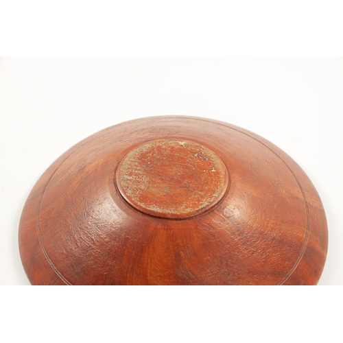 320 - A 19TH CENTURY SCUMPLED PINE TREEN FRUIT BOWL POSSIBLY AMERICAN (32cm diameter 9cm high)