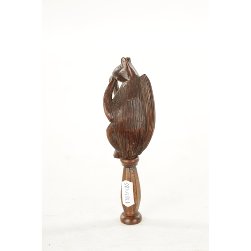 383 - A 19TH CNEUTRY CARVED FRUITWOOD TREEN NUTCRACKER modelled as a squirrel (16cm overall)