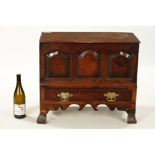 47 - A MID 18TH CENTURY OAK WELSH COFFER BACH the lift off top above three arcaded panels to the front wi... 