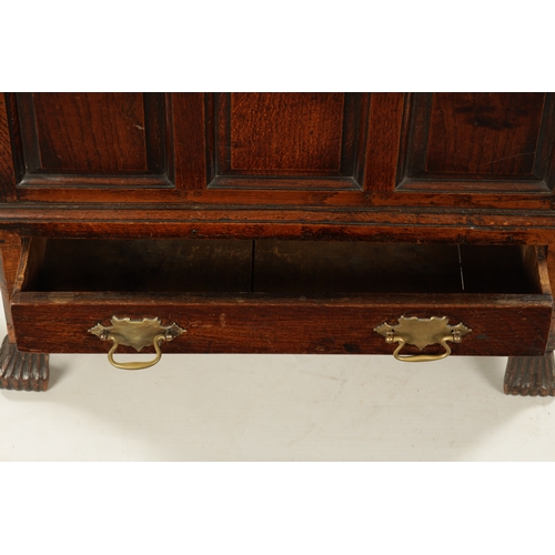 47 - A MID 18TH CENTURY OAK WELSH COFFER BACH the lift off top above three arcaded panels to the front wi... 