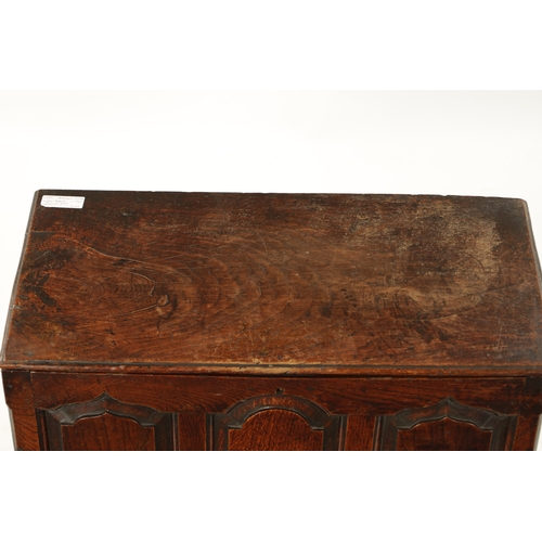 47 - A MID 18TH CENTURY OAK WELSH COFFER BACH the lift off top above three arcaded panels to the front wi... 